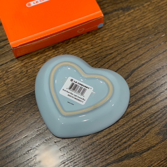 New Le Creuset x Cesar Small Heart Plate Light Coastal Blue Dog Print - Picture 3 of 8
